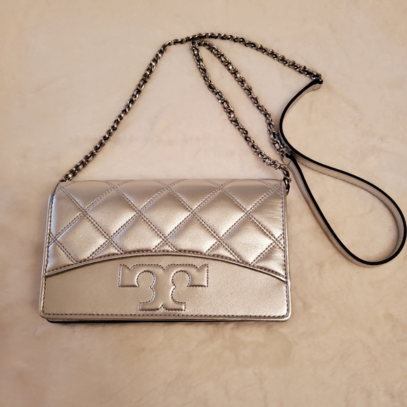 Tory Burch Handbags - FINAL PRICE! 🥳HOST PICK🥳 Tory Burch Savannah Chain Flat Wallet Crossbody🎉🎉